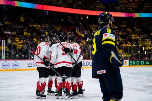 250520 Nathan MacKinnon of Canada celebrates with teammates after scoring the 2-5 goal during the 2025 IIHF Ice hockey, Eishockey World Championship, WM, Weltmeisterschaft group stage game between Sweden and Canada on May 20, 2025 in Stockholm. Photo: Joel Marklund BILDBYRAN kod JM JM0689 ishockey ice hockey ishockey-vm 2025 vm 2025 iihf world championship sverige sweden kanada canada bbeng gruppspel jubel Copyright: JOELxMARKLUND BB250520JM100