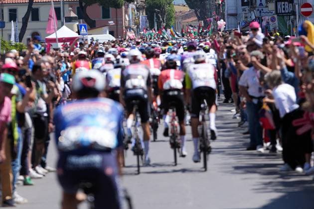 The pack rides during the stage 11 of the Giro d™Italia from Viareggio to Castelnovo ne Monti, Italy - Wednesday, May 21, 2025. - cycling.  Copyright: xGianxMattiaxD Alberto LaPressex