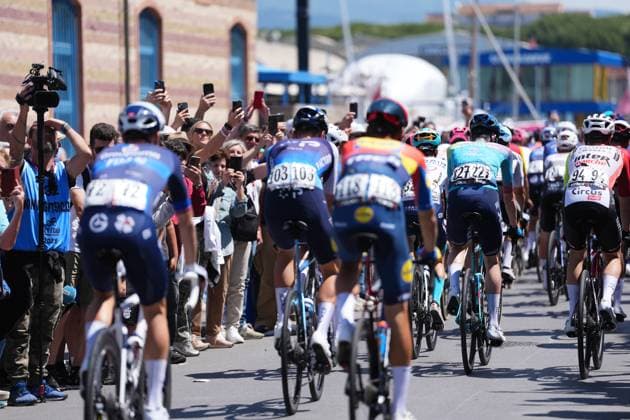 The pack rides during the stage 11 of the Giro d™Italia from Viareggio to Castelnovo ne Monti, Italy - Wednesday, May 21, 2025. - cycling.  Copyright: xGianxMattiaxD Alberto LaPressex
