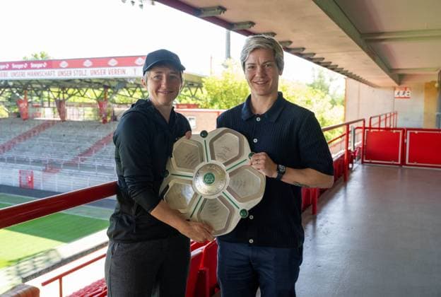 Fussball, Saison 2024 2025, Pressekonferenz der Frauen und Männer beim 1. FC Union Berlin, v. l. Trainerin Ailien Poese und Geschäftsführerin Profifußball Frauen Jennifer Zietz mit der Meisterschale der 2. Frauen-Bundesliga, 21.05. 2025, Copyright: xMatthiasxKochx
