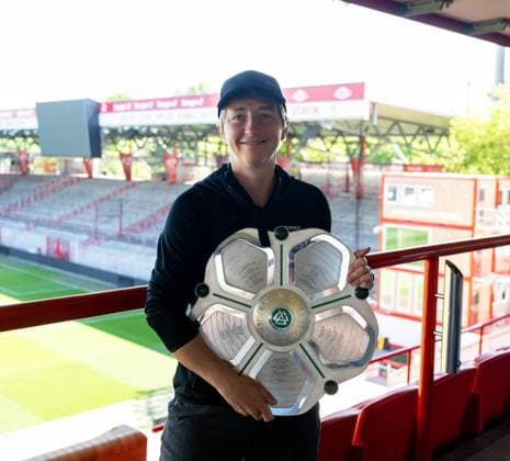 Fussball, Saison 2024 2025, Pressekonferenz der Frauen und Männer beim 1. FC Union Berlin, v. l. Trainerin Ailien Poese mit der Meisterschale der 2. Frauen-Bundesliga, 21.05. 2025, Copyright: xMatthiasxKochx