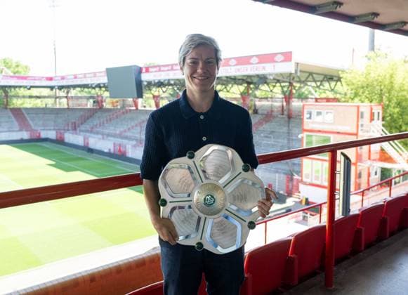 Fussball, Saison 2024 2025, Pressekonferenz der Frauen und Männer beim 1. FC Union Berlin, Geschäftsführerin Profifußball Frauen Jennifer Zietz mit der Meisterschale der 2. Frauen-Bundesliga, 21.05. 2025, Copyright: xMatthiasxKochx