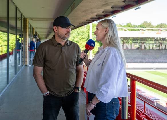 Fussball, Saison 2024 2025, Pressekonferenz der Frauen und Männer beim 1. FC Union Berlin, v. l. Trainer Steffen Baumgart bei Moderatorin Lisa de Ruiter (Sky) im Interview, 21.05. 2025, Copyright: xMatthiasxKochx