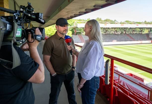 Fussball, Saison 2024 2025, Pressekonferenz der Frauen und Männer beim 1. FC Union Berlin, v. l. Trainer Steffen Baumgart bei Moderatorin Lisa de Ruiter (Sky) im Interview, 21.05. 2025, Copyright: xMatthiasxKochx
