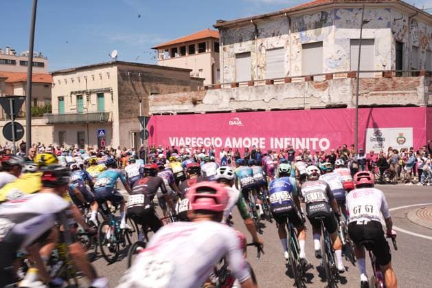 Start race during the stage 11 of the Giro d™Italia from Viareggio to Castelnovo ne Monti, Italy - Wednesday, May 21, 2025. - cycling.  Copyright: xMarcoxAlpozzi LaPressex
