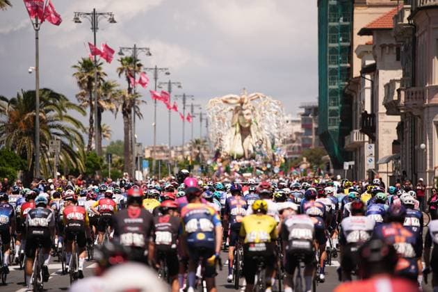 Start race during the stage 11 of the Giro d™Italia from Viareggio to Castelnovo ne Monti, Italy - Wednesday, May 21, 2025. - cycling.  Copyright: xMarcoxAlpozzi LaPressex