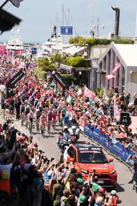 The start during the stage 11 of the Giro d™Italia from Viareggio to Castelnovo ne Monti, Italy - Wednesday, May 21, 2025. - cycling.  Copyright: xMassimoxPaolone LaPressex
