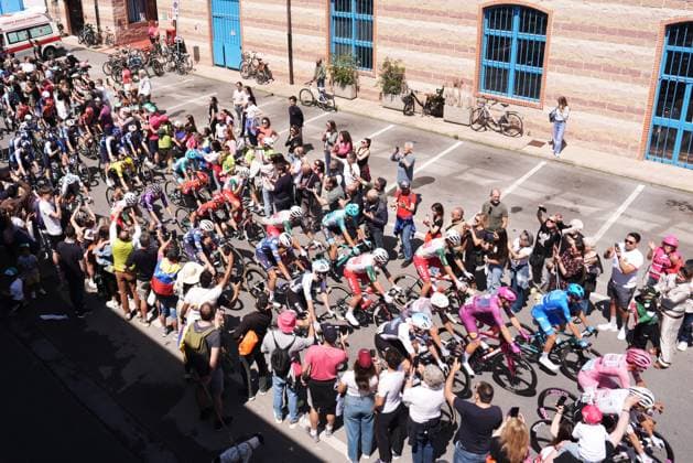The start during the stage 11 of the Giro d™Italia from Viareggio to Castelnovo ne Monti, Italy - Wednesday, May 21, 2025. - cycling.  Copyright: xMassimoxPaolone LaPressex
