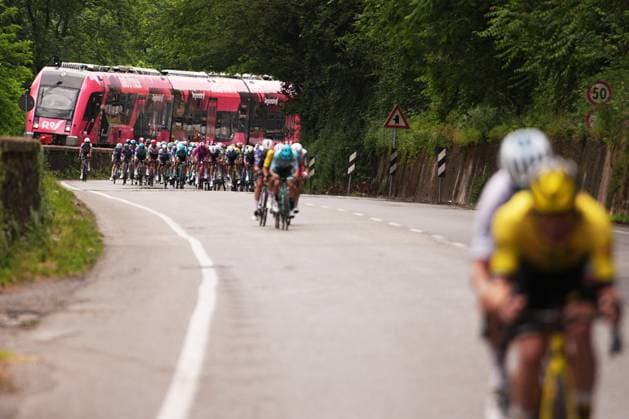 The pack rides cycles during the stage 11 of the Giro d™Italia from Viareggio to Castelnovo ne Monti, Italy - Wednesday, May 21, 2025. - cycling.  Copyright: xMarcoxAlpozzi LaPressex