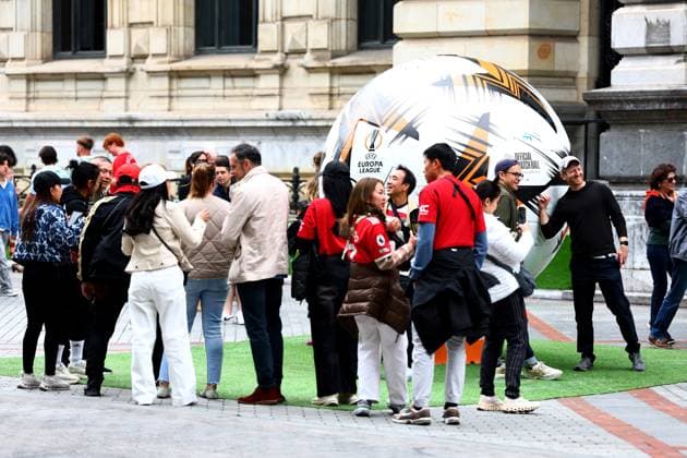 Fans pose for photos with a giant Europa League ball. Tottenham Hotspur v Manchester United, ManU Europa League Final, Football, San Mames Stadium, Bilbao, Spain - 21 May 2025 EDITORIAL USE ONLY No use with unauthorised audio, video, data, fixture lists, club league logos or live services. Online in-match use limited to 120 images, no video emulation. No use in betting, games or single club league player publications. Copyright: xJamesxMarsh Shutterstockx 15312890w