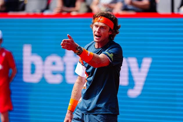 Andrey Rublev (RUS) beschwert sich GER, Andrey Rublev (RUS) vs. Justin Engel (GER), Tennis, ATP, Tennis Herren 500, Bitpanda Hamburg Open, Achtelfinale, 21.05.2025 GER, Andrey Rublev (RUS) vs. Justin Engel (GER), Tennis, ATP 500, Bitpanda Hamburg Open, Achtelfinale, 21.05.2025 Hamburg Copyright: xEibner-Pressefoto MarcelxvonxFehrnx EP_MFN