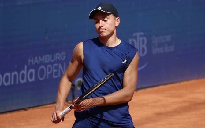 Bitpanda Hamburg Open, ATP, Tennis Herren Turnier 500, Achtelfinale: Justin Engel (Deutschland) schaut nach einem verlorenen Ballwechsel enttäuscht.