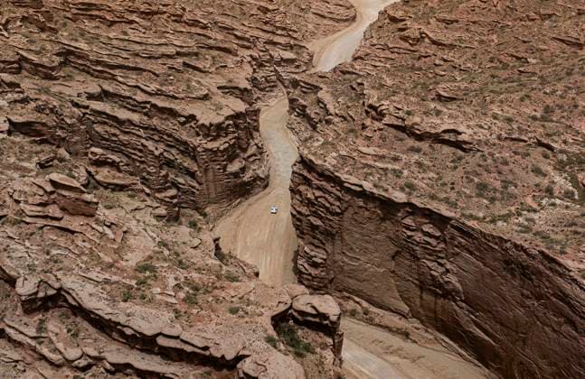 Sport Themen der Woche KW21 Sport Bilder des Tages (250521) -- AKSU, May 21, 2025 -- A drone photo shows a car racing during Stage 1 of the 2025 Taklimakan Rally in Wensu County, Aksu Prefecture, northwest China s Xinjiang Uygur Autonomous Region, May 21, 2025. ) (SP)CHINA-XINJIANG-AKSU-TAKLIMAKAN RALLY-STAGE 1 (CN) HuxXingyu 