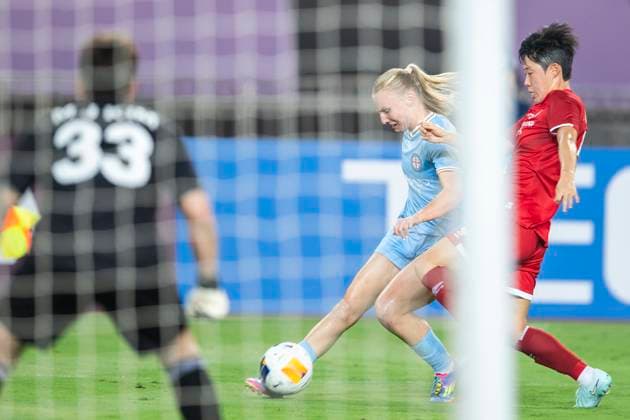 (250521) -- WUHAN, May 21, 2025 -- Holly Mcnamara (C) of Melbourne City FC shoots during the semifinal between Hyundai Steel Red Angels Women s FC of South Korea and Melbourne City FC of Australia at the 2024 2025 AFC Women s Champions League in Wuhan, China, May 21, 2025. ) (SP)CHINA-WUHAN-FOOTBALL-AFC WOMEN S CHAMPIONS LEAGUE-SEMIFINAL (CN) WuxZhizun 