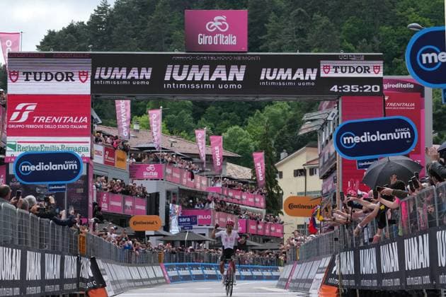 Carapaz Richard of Ef Education - Easypost Team winner of the stage during the stage 11 of the Giro d™Italia from Viareggio to Castelnovo ne Monti, Italy - Wednesday, May 21, 2025. - cycling.  Copyright: xGianxMattiaxD Alberto LaPressex