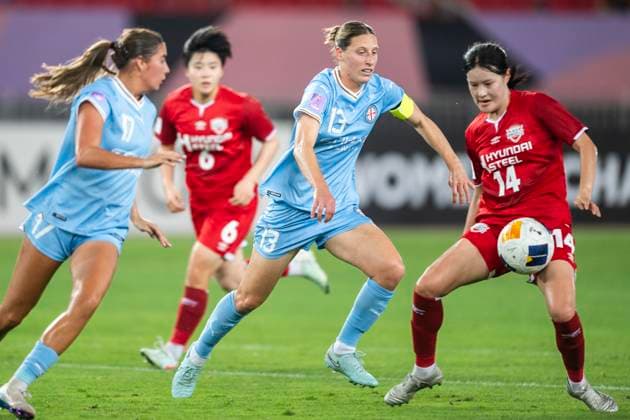 (250521) -- WUHAN, May 21, 2025 -- Rebekah Stott (2nd R) of Melbourne City FC competes during the semifinal between Hyundai Steel Red Angels Women s FC of South Korea and Melbourne City FC of Australia at the 2024 2025 AFC Women s Champions League in Wuhan, China, May 21, 2025. ) (SP)CHINA-WUHAN-FOOTBALL-AFC WOMEN S CHAMPIONS LEAGUE-SEMIFINAL (CN) WuxZhizun 