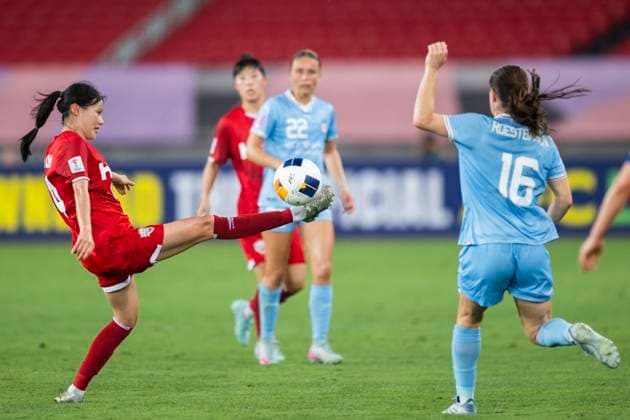 (250521) -- WUHAN, May 21, 2025 -- Oh Yeonhee (1st L) of Hyundai Steel Red Angels Women s FC competes during the semifinal between Hyundai Steel Red Angels Women s FC of South Korea and Melbourne City FC of Australia at the 2024 2025 AFC Women s Champions League in Wuhan, China, May 21, 2025. ) (SP)CHINA-WUHAN-FOOTBALL-AFC WOMEN S CHAMPIONS LEAGUE-SEMIFINAL (CN) WuxZhizun 