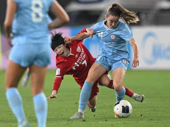 (250521) -- WUHAN, May 21, 2025 -- Laura Hughes (R) of Melbourne City FC competes during the semifinal between Hyundai Steel Red Angels Women s FC of South Korea and Melbourne City FC of Australia at the 2024 2025 AFC Women s Champions League in Wuhan, China, May 21, 2025. ) (SP)CHINA-WUHAN-FOOTBALL-AFC WOMEN S CHAMPIONS LEAGUE-SEMIFINAL (CN) ChengxMin 