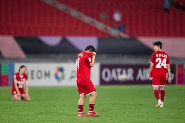 (250521) -- WUHAN, May 21, 2025 -- Players of Hyundai Steel Red Angels Women s FC react after losing the semifinal between Hyundai Steel Red Angels Women s FC of South Korea and Melbourne City FC of Australia at the 2024 2025 AFC Women s Champions League in Wuhan, China, May 21, 2025. ) (SP)CHINA-WUHAN-FOOTBALL-AFC WOMEN S CHAMPIONS LEAGUE-SEMIFINAL (CN) WuxZhizun 