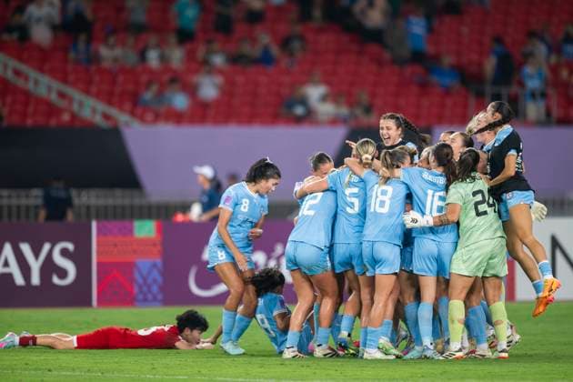 Sport Themen der Woche KW21 Sport Bilder des Tages (250521) -- WUHAN, May 21, 2025 -- Players of Melbourne City FC celebrate after winning the semifinal between Hyundai Steel Red Angels Women s FC of South Korea and Melbourne City FC of Australia at the 2024 2025 AFC Women s Champions League in Wuhan, China, May 21, 2025. ) (SP)CHINA-WUHAN-FOOTBALL-AFC WOMEN S CHAMPIONS LEAGUE-SEMIFINAL (CN) WuxZhizun 