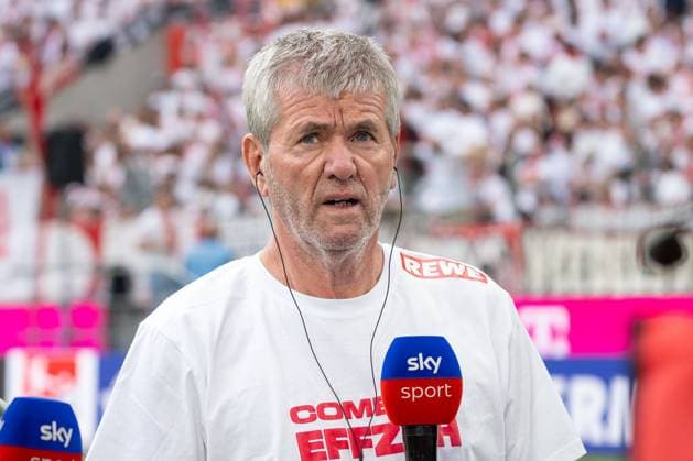 18.05.2025, Fussball: 2. Bundesliga, Saison 2024 2025, 34. Spieltag, 1. FC Koeln - 1. FC Kaiserslautern im RheinEnergieStadion in Koeln. Friedhelm Funkel (1. FC Koeln, Trainer) waehrend des Interviews bei SkySport. Wichtiger Hinweis: Gemaess den Vorgaben der DFL Deutsche Fussball Liga bzw. des DFB Deutscher Fussball-Bund ist es untersagt, in dem Stadion und oder vom Spiel angefertigte Fotoaufnahmen in Form von Sequenzbildern und oder videoaehnlichen Fotostrecken zu verwerten bzw. verwerten zu lassen. Foto: Kirchner-Media Thomas Haesler Copyright: xKirchner-Media ThomasxHaeslerx