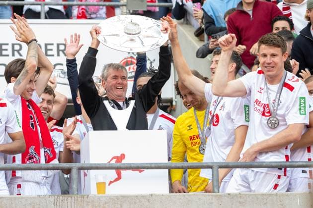 18.05.2025, Fussball: 2. Bundesliga, Saison 2024 2025, 34. Spieltag, 1. FC Koeln - 1. FC Kaiserslautern im RheinEnergieStadion in Koeln. Friedhelm Funkel (1. FC Koeln, Trainer) reckt die Meisterschale in die Hoehe. Wichtiger Hinweis: Gemaess den Vorgaben der DFL Deutsche Fussball Liga bzw. des DFB Deutscher Fussball-Bund ist es untersagt, in dem Stadion und oder vom Spiel angefertigte Fotoaufnahmen in Form von Sequenzbildern und oder videoaehnlichen Fotostrecken zu verwerten bzw. verwerten zu lassen. Foto: Kirchner-Media Thomas Haesler Copyright: xKirchner-Media ThomasxHaeslerx