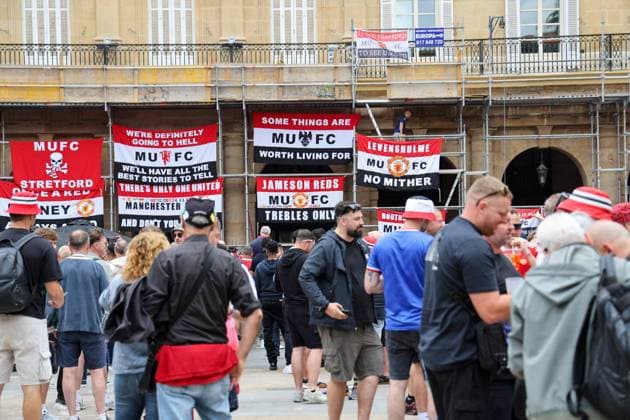 May 21, 2025, Bilbao, Catalogna, Spagna: Bilbao (ESP) Europa League Final 2025, Village organized for Manchester and Tottenham fans before the match.In Photo: fans of the two teams playing and waiting for the final Bilbao Spagna - ZUMAs236 20250521_aap_s236_006 Copyright: xFabioxSassox