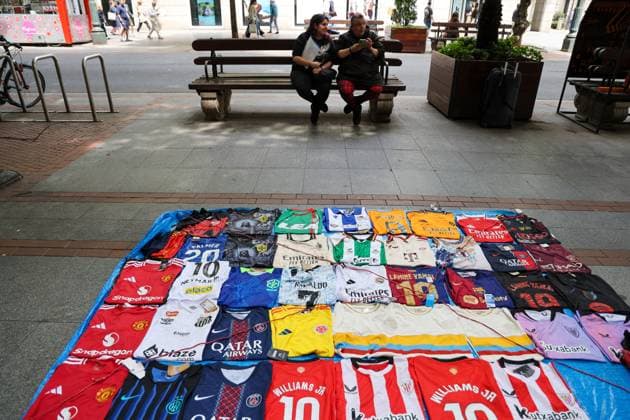 May 21, 2025, Bilbao, Catalogna, Spagna: Bilbao (ESP) Europa League Final 2025, Village organized for Manchester and Tottenham fans before the match.In Photo: fans of the two teams playing and waiting for the final Bilbao Spagna - ZUMAs236 20250521_aap_s236_011 Copyright: xFabioxSassox