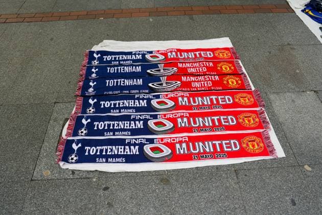 May 21, 2025, Bilbao, Catalogna, Spagna: Bilbao (ESP) Europa League Final 2025, Village organized for Manchester and Tottenham fans before the match.In Photo: fans of the two teams playing and waiting for the final Bilbao Spagna - ZUMAs236 20250521_aap_s236_015 Copyright: xFabioxSassox