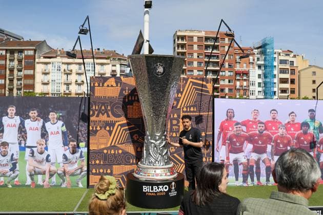 May 21, 2025, Bilbao, Catalogna, Spagna: Bilbao (ESP) Europa League Final 2025, Village organized for Manchester and Tottenham fans before the match.In Photo: fans of the two teams playing and waiting for the final Bilbao Spagna - ZUMAs236 20250521_aap_s236_021 Copyright: xFabioxSassox