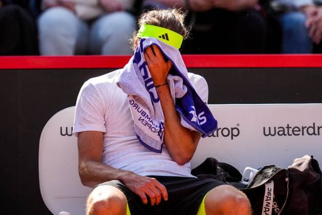 Sport Bilder des Tages HAMBURG, GERMANY - MAY 21: Alexander Zverev of Germany looks dejected in his Men s Singles Second Round match against Alexandre Muller of France during Day Five of the Bitpanda Hamburg Open at Am Rothenbaum on May 21, 2025 in Hamburg, Germany. (Photo by Rene Nijhuis) SPO  Copyright: xRenexNijhuis