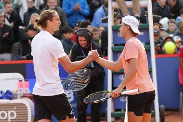 GER, Hamburg, xFSx , ATP, Tennis Herren 500 , Herren Tennistunier Bitpanda Hamburg Open 2025, Achtelfinale 21.05.2025 Alexander Zverev (GER) gratuliert Alexandre Muller (FRA) zum Sieg Copyright: HMBxMedia FernandoxSoares
