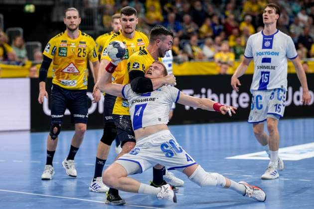 Sport Themen der Woche KW21 Sport Bilder des Tages v.li.: Jannik Kohlbacher (RNL, 80), Ellidi Vidarsson (VfL, 4), Zweikampf, Spielszene, Duell, duel, tackle, tackling, Dynamik, Action, Aktion, Foul, Foulspiel, beim Foulen, 21.05.2025, Mannheim (Deutschland), Handball, Bundesliga, Rhein-Neckar Löwen - VfL Gummersbach *** v li Jannik Kohlbacher RNL, 80 , Ellidi Vidarsson VfL, 4 , duel, duel, tackle, tackling, dynamics, action, action, foul, foul play, while fouling, 21 05 2025, Mannheim Germany , Handball, Bundesliga, Rhein Neckar Löwen VfL Gummersbach xozx