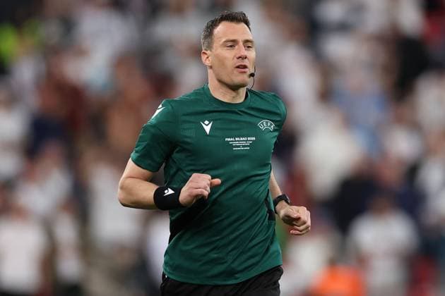 Bilbao, Spanien 21.05.2025 Uefa Europa League Finale 2025 Tottenham Hotspur - Manchester United, ManU v.l., referee, Schiedsrichter Felix Zwayer (GER) läuft sich warm Copyright: JoaquimxFerreira