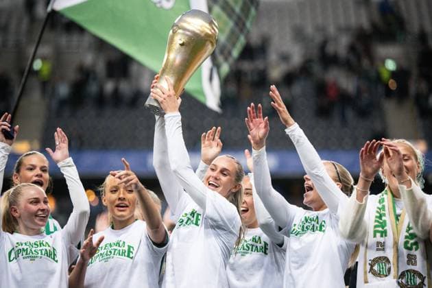 250521 Hammarbys Ellen Wangerheim jublar med pokalen efter finalen i Svenska Cupen mellan Hammarby och IFK Norrköping den 21 maj 2025 i Stockholm. Copyright: MAXIMxTHORE BB250521MT089