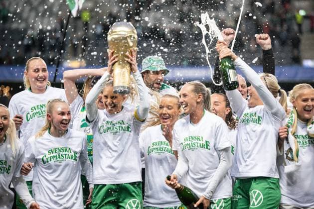 Sport Bilder des Tages 250521 Hammarbys spelare jublar med pokalen efter finalen i Svenska Cupen mellan Hammarby och IFK Norrköping den 21 maj 2025 i Stockholm. Copyright: MAXIMxTHORE BB250521MT090