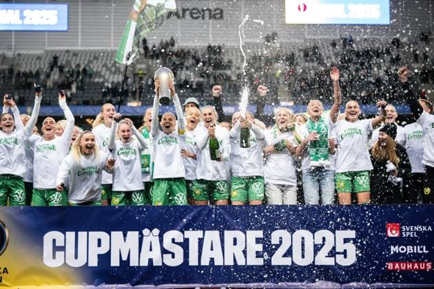 250521 Hammarbys spelare jublar med pokalen efter finalen i Svenska Cupen mellan Hammarby och IFK Norrköping den 21 maj 2025 i Stockholm. Copyright: MAXIMxTHORE BB250521MT091
