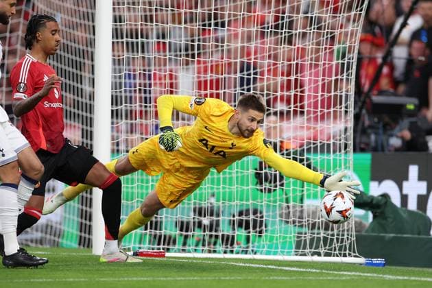 Bilbao, Spanien 21.05.2025 Uefa Europa League Finale 2025 Tottenham Hotspur - Manchester United, ManU v.l., Leny Yoro (Manchester United), Goalkeeper, Guglielmo Vicario (Tottenham Hotspur) in aktion, in action, Copyright: JoaquimxFerreira