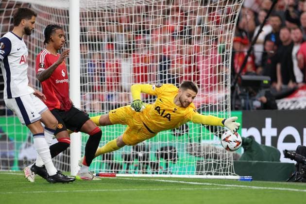 Bilbao, Spanien 21.05.2025 Uefa Europa League Finale 2025 Tottenham Hotspur - Manchester United, ManU v.l., Leny Yoro (Manchester United), Goalkeeper, Guglielmo Vicario (Tottenham Hotspur) in aktion, in action, Copyright: JoaquimxFerreira