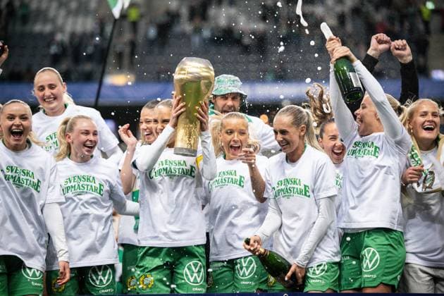 250521 Hammarbys spelare jublar med pokalen efter finalen i Svenska Cupen mellan Hammarby och IFK Norrköping den 21 maj 2025 i Stockholm. Copyright: MAXIMxTHORE BB250521MT092