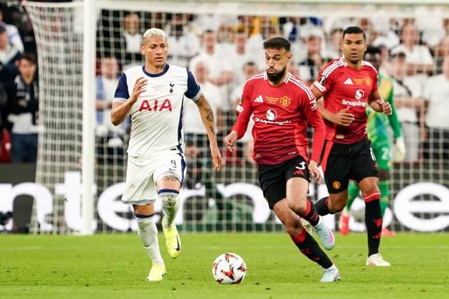 21 05 2025, Bilbao, San Mames, UEFA Europa League Final, Yves Bissouma (8 Tottenham, left) and Noussair Mazraoui (3 Manchester United, ManU right) battle for the ball (duel) Bilbao San Mames Basque Country Spain Copyright: xJustPictures.ch DanielaxPorcellix jp-en-DaPo-20250521-DP109486