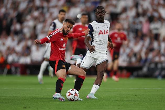 Bilbao, Spanien 21.05.2025 Uefa Europa League Finale 2025 Tottenham Hotspur - Manchester United, ManU v.l., Noussair Mazraoui (Manchester United), Yves Bissouma (Tottenham Hotspur), in aktion, in action, Copyright: JoaquimxFerreira
