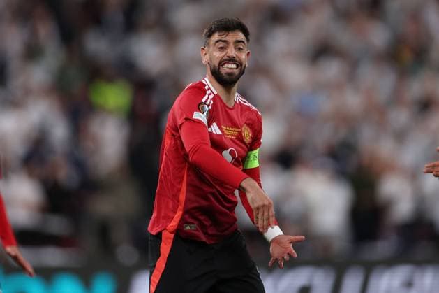 Bilbao, Spanien 21.05.2025 Uefa Europa League Finale 2025 Tottenham Hotspur - Manchester United, ManU v.l., Bruno Fernandes (Manchester United), gibt Anweisungen, gestikuliert, mit den Armen gestikulieren gives instructions, gesticulate. Copyright: JoaquimxFerreira