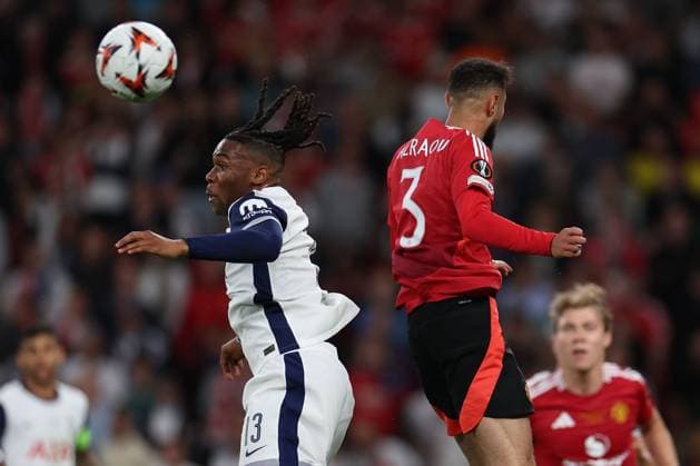 Bilbao, Spanien 21.05.2025 Uefa Europa League Finale 2025 Tottenham Hotspur - Manchester United, ManU v.l., Destiny Udogie (Tottenham Hotspur), Noussair Mazraoui (Manchester United) Kopfball, Kopfballduell Copyright: JoaquimxFerreira