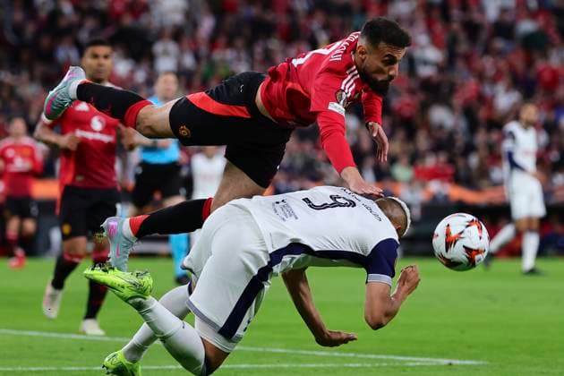 Sport Bilder des Tages Noussair Mazraoui of Manchester United, ManU and Richarlison de Andrade of Tottenham Hotspur during the 2024 2025 Europa League Final football match between Tottenham Hotspur and Manchester United at San Mames stadium in Bilbao (Spain), May 21st, 2025. CesarexPurini