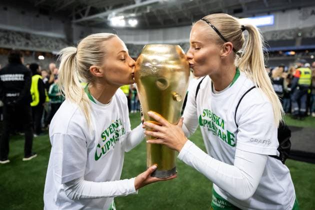 250521 Hammarbys Lotta Ökvist och Stina Lennartsson jublar med pokalen efter finalen i Svenska Cupen mellan Hammarby och IFK Norrköping den 21 maj 2025 i Stockholm. Copyright: MAXIMxTHORE BB250521MT122