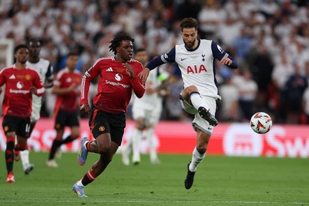 Bilbao, Spanien 21.05.2025 Uefa Europa League Finale 2025 Tottenham Hotspur - Manchester United, ManU v.l., Patrick Dorgu (Manchester United), Rodrigo Bentancur (Tottenham Hotspur), in aktion, in action, Copyright: JoaquimxFerreira