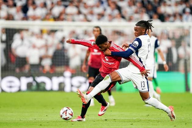 21 05 2025, Bilbao, San Mames, UEFA Europa League Final, Amad Diallo (16 Manchester United, ManU left) and Destiny Udogie (13 Tottenham, right) battle for the ball (duel) Bilbao San Mames Basque Country Spain Copyright: xJustPictures.ch DanielaxPorcellix jp-en-DaPo-20250521-DP109599