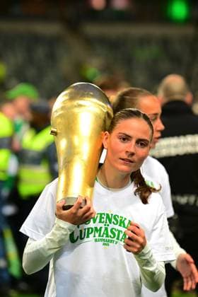 3Arena, Stockholm , Sweden, May 21st 2025: Smilla Vallotto (10 Hammarby) with the trophy after the final of the Swedish Cup on May 21st 2025 between Hammarby IF and IFK Norrkoping at 3Arena in Stockholm, Sweden (Peter Sonander SPP) Copyright: xPeterxSonander SPPx spp-en-PeSo-PSon-20250521-212316_PS_4355