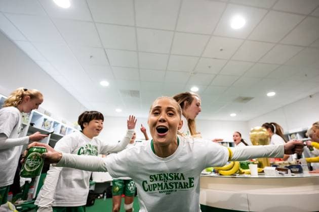 250521 Hammarbys Alice Carlsson jublar i omklädningsrummet efter finalen i Svenska Cupen mellan Hammarby och IFK Norrköping den 21 maj 2025 i Stockholm. Copyright: MAXIMxTHORE BB250521MT125